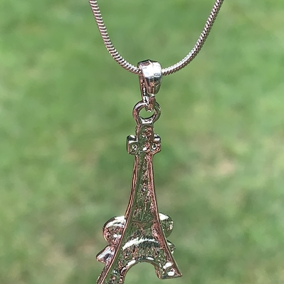 New Crystal Eiffel Tower with bow and chain. - Picture 3 of 6